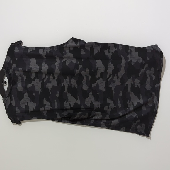 Gymshark tank top size large black camo in color - Picture 3 of 4